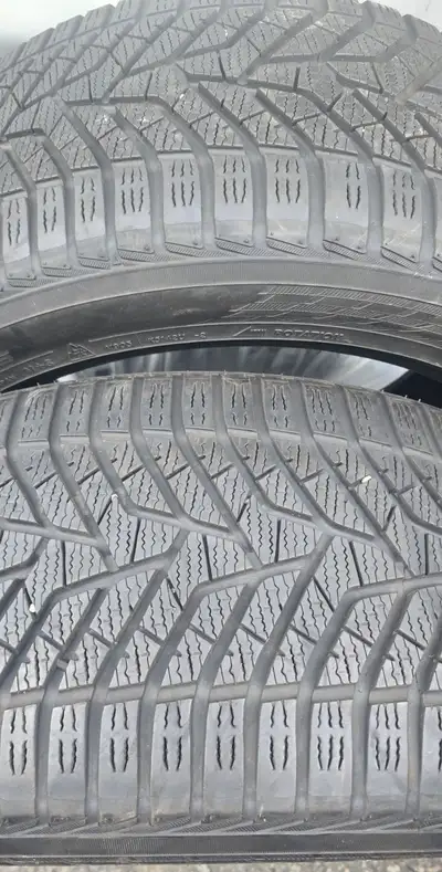 2 x YOKOHAMA BluEarth Winter V905 255/40R19 WINTERhigh-performance Like new condition 90% rubber lef...