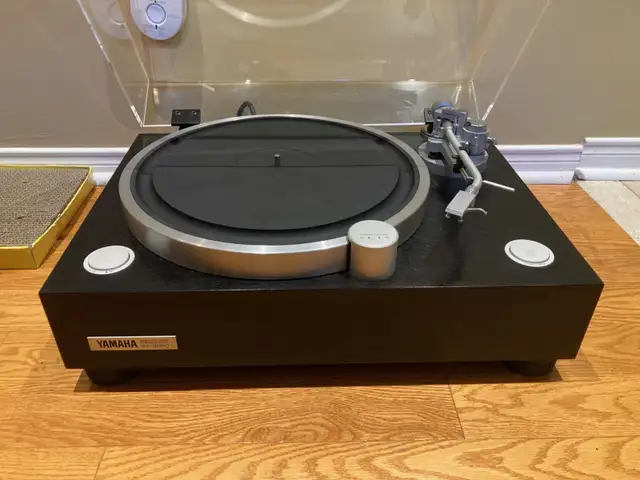 Yamaha GT-2000 top model turntable in excellent condition in Stereo Systems & Home Theatre in Mississauga / Peel Region - Image 3