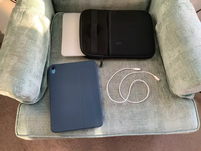 IPAD Generation 10 including air pods in iPads & Tablets in Ottawa - Image 2