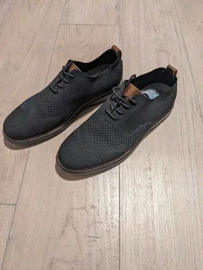 * Brand: Bill Blass Dress Shoes * Size: 9.5 * Colour: Black * Material: Knit upper, leather accents,...