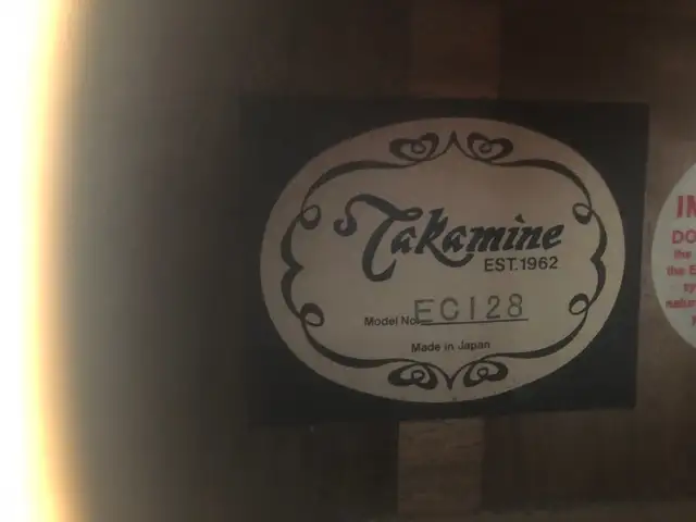 Takamine EC 128MIJ classical guitar with built in pick-up. in Guitars in City of Montréal - Image 3