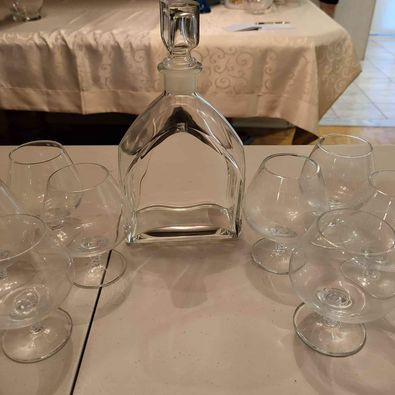 Brandy Set (Decanter & 8 Glasses) in Kitchen & Dining Wares in Oakville / Halton Region - Image 3