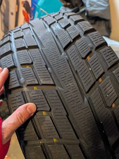 265/60R18 Yokohama iceGuard iG51v Excellent condition Yokohama winter tires fits Jeep Grand Cherokee...