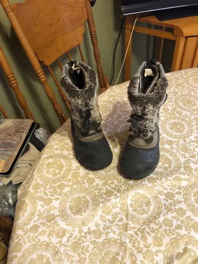 bottes d’hiver pour garçon de marque Crocs gr: 8-9 in Kids & Youth in Longueuil / South Shore - Image 2