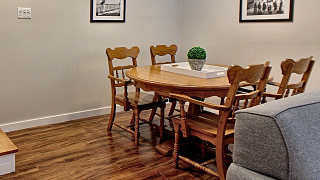 Solid Oak Kitchen Table with 4 Captain Chairs408909739616512001
