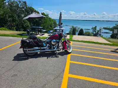 Harley Heritage Softail Deluxe FLSTN 2017 en excellente condition seulement 15, 818 KM. Toujours bie...