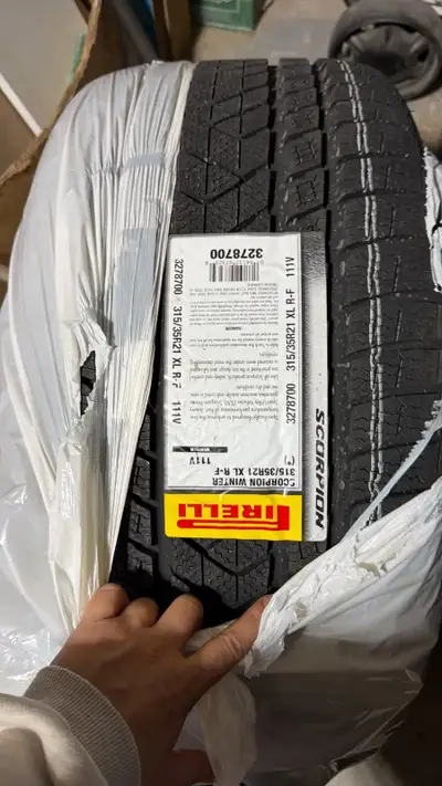 Pirelli Scorpion Run Flat 275/40 R21 (utilisé depuis moins de 2 mois) 315/35 R21 (1 pneu utilisé dep...