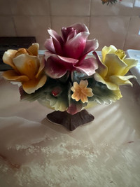 Capo Dimonte flower decorative piece