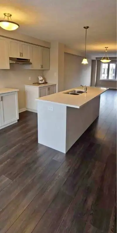 Spacious 4-Bed, 2.5-Bath Townhouse for Rent – Prime Waterloo Location! Available Now! move-in date f...