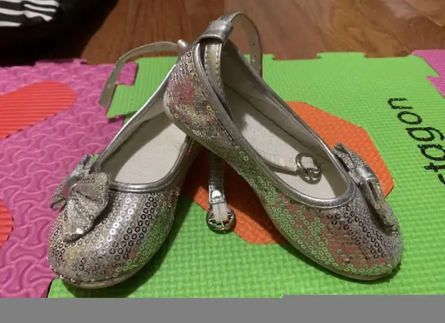 5 pairs of girls shoes (4 size 7s, 1 size 8) in Kids & Youth in City of Toronto - Image 5