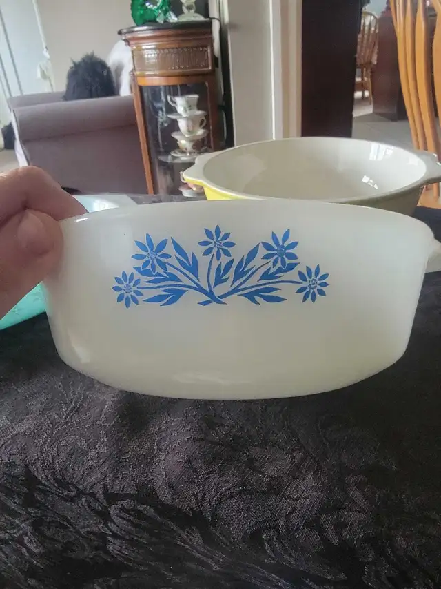 Vintage Pyrex snowflake, fireking and caldor ovenware in Kitchen & Dining Wares in Oshawa / Durham Region - Image 5
