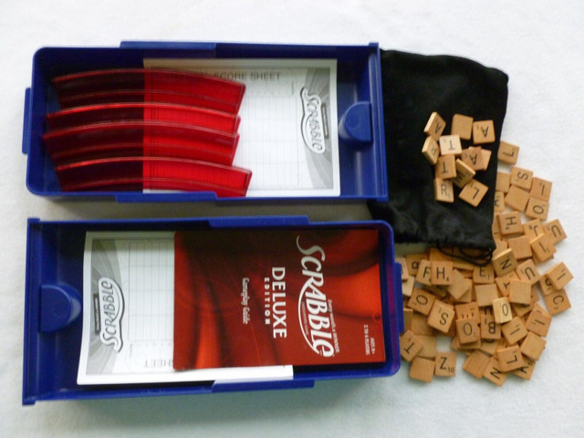 Hasbro Deluxe Edition Scrabble Board Game #16807 in Travel Case. dans Jouets et jeux  à Laurentides - Image 4