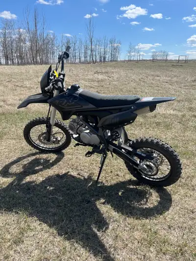 This 150 dirt bike is brand new, has 1 hour on it. Just don’t use it. Runs and drives amazing. Sound...