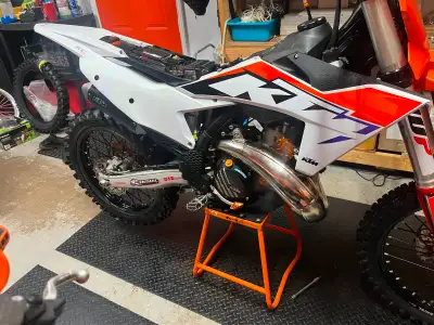 Selling a KTM 300 SX 2023 for 7500$ convenience sale at procycle. The bike has 48 hours and the top...