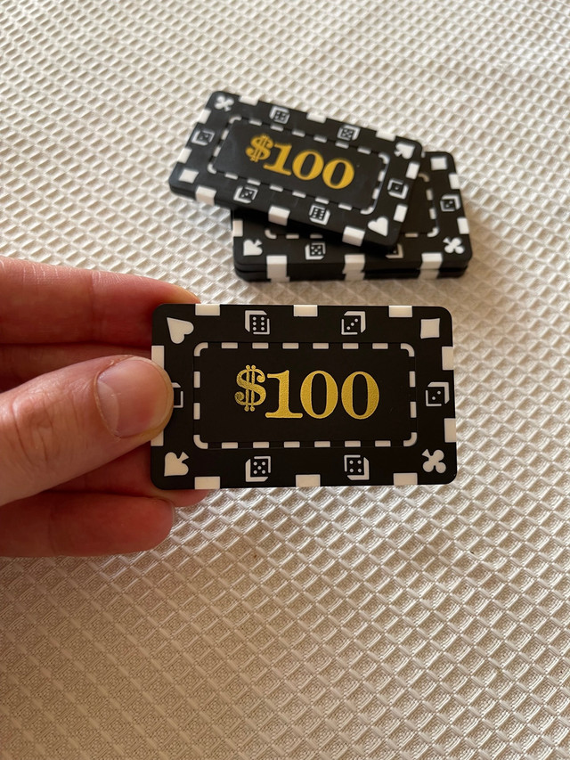 $100 Poker Plaques Chips Set in Toys & Games in Ottawa - Image 2
