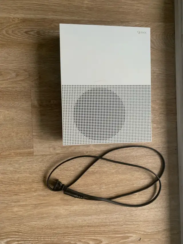 Xbox One S-2 manettes-2 jeux**Xbox One S-2 controllers-2 games in XBOX One in Laval / North Shore - Image 4