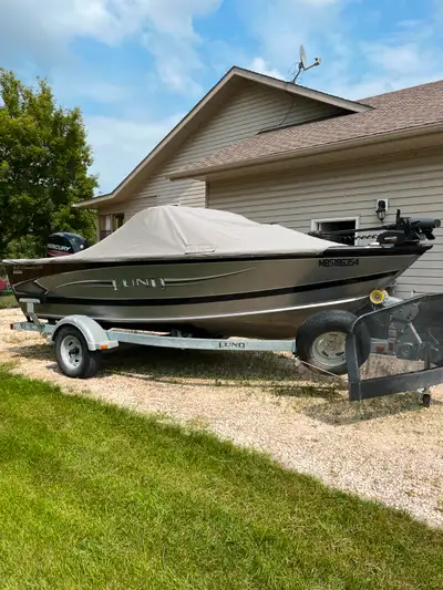 2015 Lund Crossover 1675 w/115hp 3 high back swivel seats Bimini cover (fully enclosed) Travel cover...