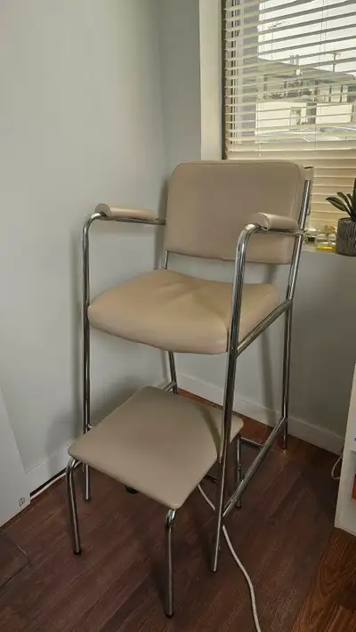 Selling a very comfortable pedicure chair in excellent condition. Perfect for pedicure, Tattoo, or s...