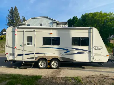 Clean, lightweight, and easy-to-tow trailer ready for camping season. Great layout with a walk-aroun...