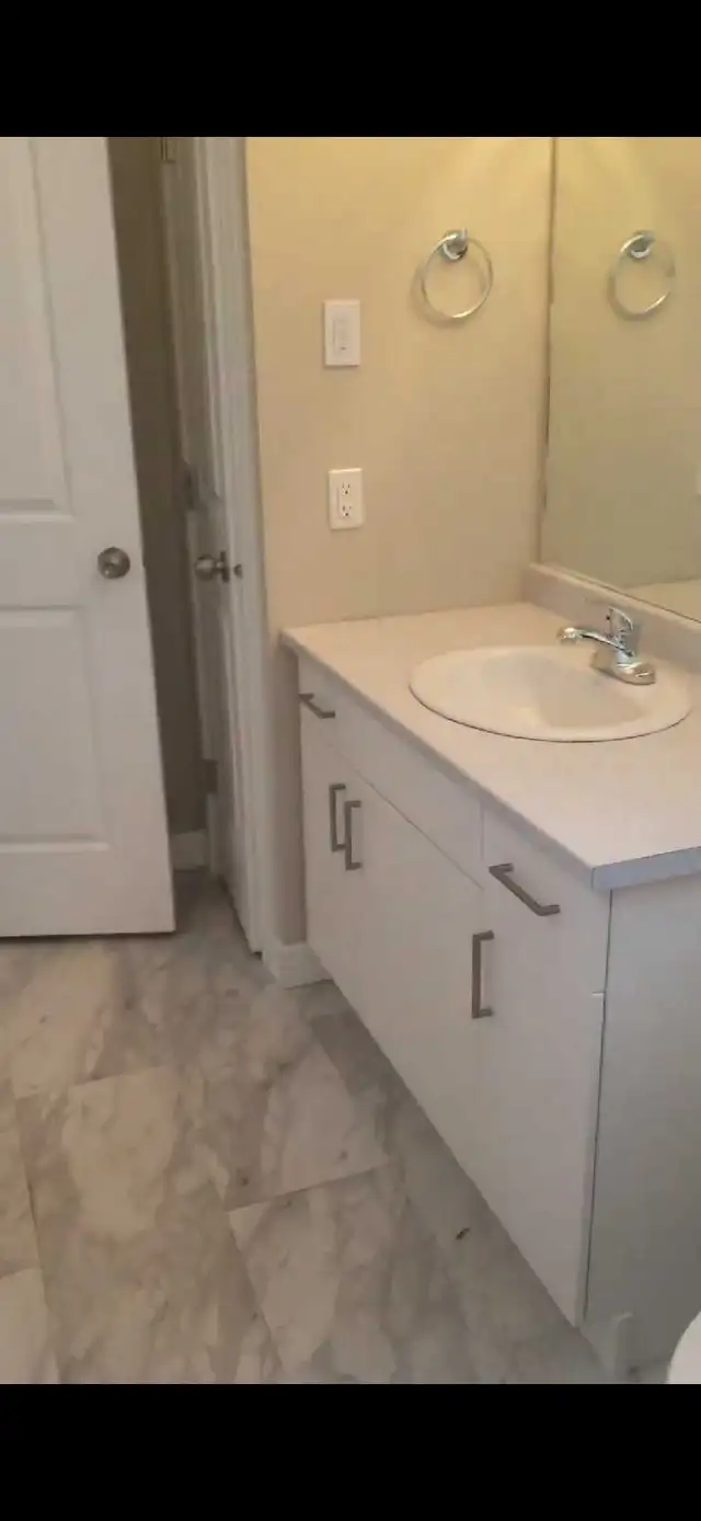 3 Bedroom, 2 Bathroom SxSide Home in New Bothwell in Long Term Rentals in Winnipeg - Image 5