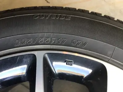 Pneus d’ėtė, service une saison seulement moins de 10,000KM. Yokohama Ascend GT 225/55 R 17 Jantes e...
