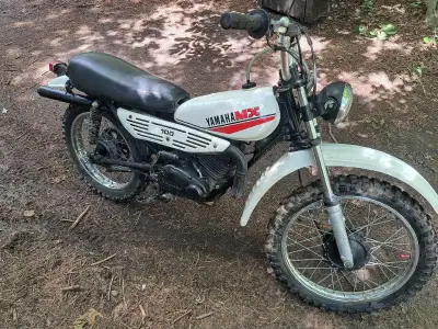 1982 Yamaha MX 100 dirtbike 2- stroke 5 speed clutch, great little bike to learn on or fun for adult...