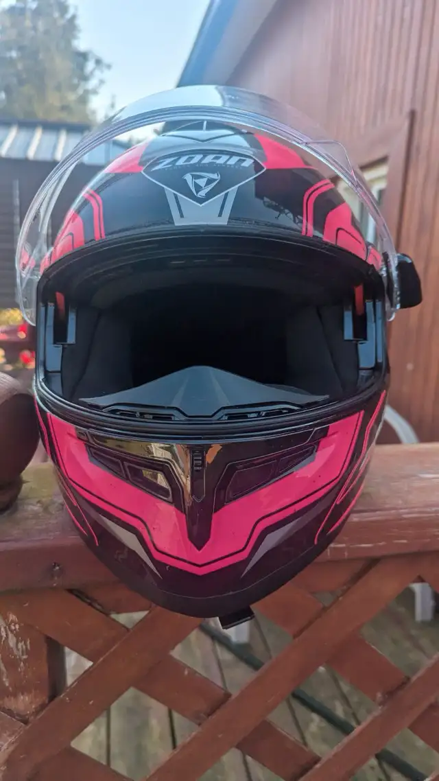 Woman’s Zoan snowmobile helmet in Other in Kawartha Lakes - Image 3