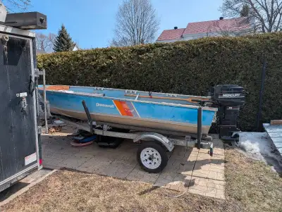 Chaloupe avec moteur 25 hp 2 temps super compression tank a gaz. bien entretenu. Le derrière de chal...