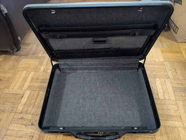 Hard Briefcase  in Bags & Luggage in City of Toronto - Image 4