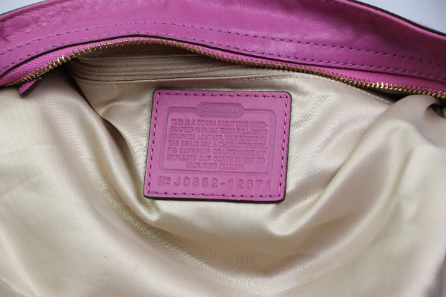 Coach Legacy handbag in Women's - Bags & Wallets in Ottawa - Image 4