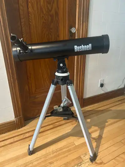 Télescope réflecteur Newton de Bushnell. L’ouverture est de 76mm. Bon pour l’initiation à l’astronom...