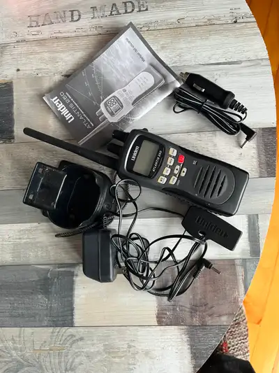 Radio marine portatif ''Uniden'' Atlantis 250 BK, ce VHF est hydrofuge (JIS4), léger et compact avec...