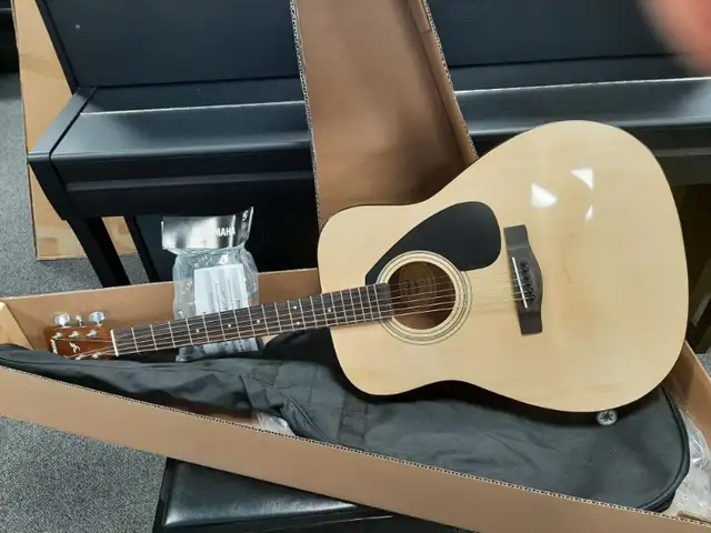 Yamaha Acoustic Guitars - F310P and F325D and More! in Guitars in Laval / North Shore - Image 5