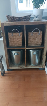 Wall cabinet with two baskets