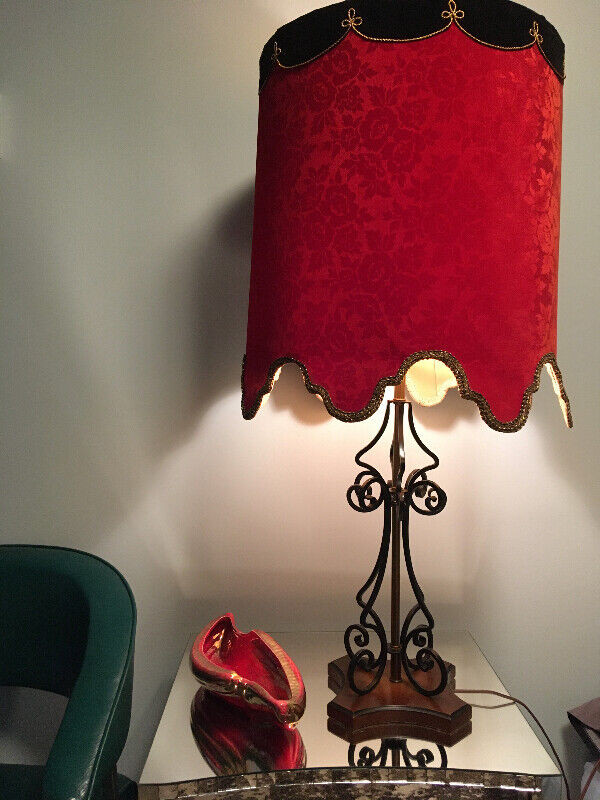 LAMPE KITSCH VINTAGE RÉTRO MID CENTURY FER FORGÉ ESPAGNE FLEURS dans Art et objets de collection  à Ville de Montréal