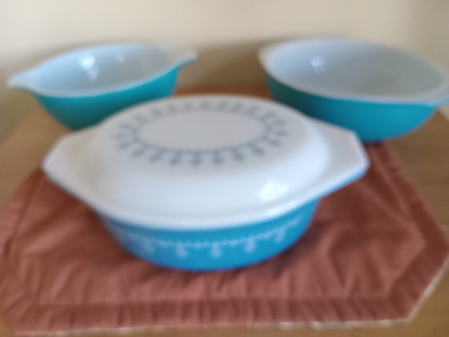 Vintage Pyrex Snowflake Blue Garland 1.5 QT Oval Casserole in Kitchen & Dining Wares in Cole Harbour