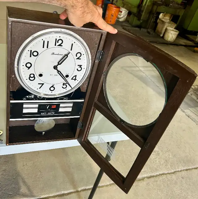 “Brentwood” 31 Day Wall Clock (w Pendulum & Key) in Home Décor & Accents in Mississauga / Peel Region - Image 6