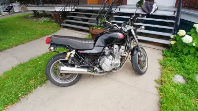 Très jolie Honda cb 750 1992 49793 km A 2000$ négociable/échange Je la vends parce que je ne l'utili...