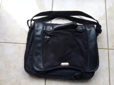 Large Laptop Suitcase/carrying bag • Large Laptop carrying suitcase – with small unnoticeable rib •...