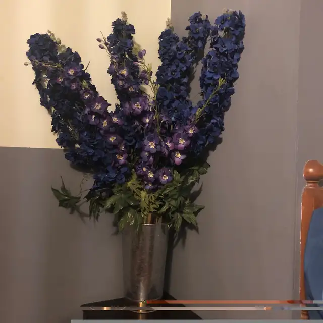 Variety of Silk Flowers in Vases in Home Décor & Accents in Edmonton - Image 4