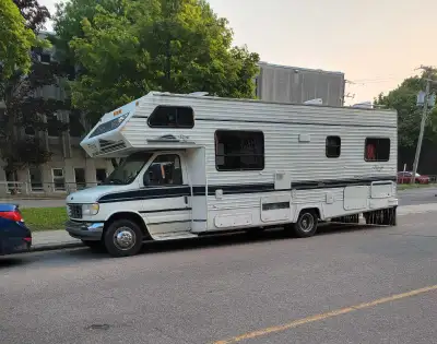 Ford ctv modèles Royale non fumeur 26 pieds chambre fermée si désiré génératrice oven et une autre p...
