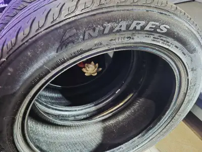 Vends 3 pneus d'été usagés 195/55R16 peuvent encore servir pour deux saisons d'été. 1 pneu Hankook 2...