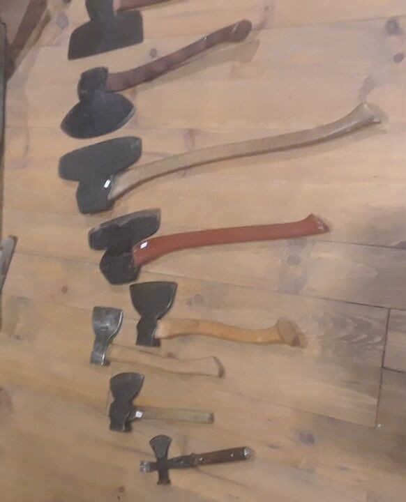 Hache à equarrir, scie  sciot, godandar, enclume,  marteau forge dans Outils à main  à Shawinigan - Image 3