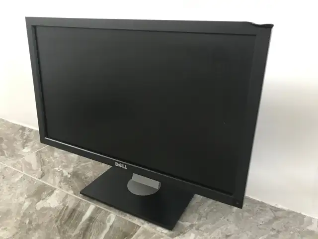 Dell U2711 Ultra Sharp 27" Monitor 2K (QHD) Widescreen Display in Monitors in City of Montréal - Image 4
