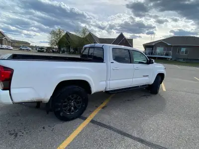 2023 Toyota Tacoma SR5 Double Cab 4x4 - fully loaded, clean, ready to go! 131,000 km - Accident-free...