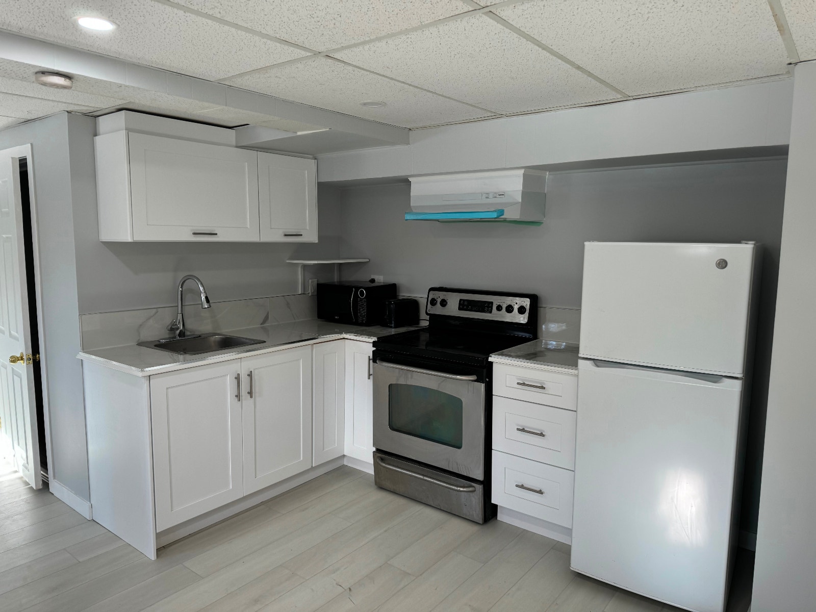 1 + 1/2 Studio-Bachelor  $1100 all included newly renovated — photo 1