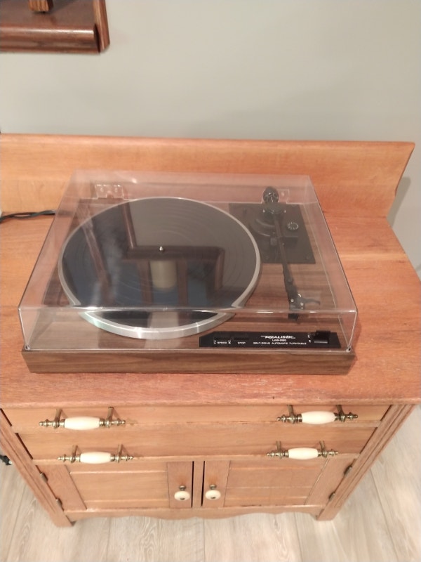 Realistic Lab290 auto return turntable Stereo Systems & Home