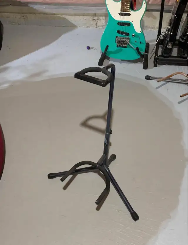 Guitar stands in Guitars in Markham / York Region - Image 4
