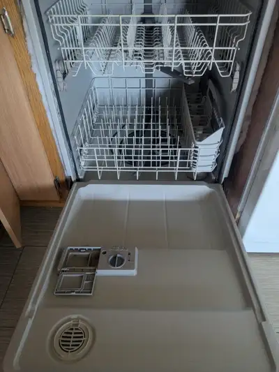 Lave-vaisselle Amana en bonne condition, seul propriétaire. Le liquide pour agent de rinçage ne sort...