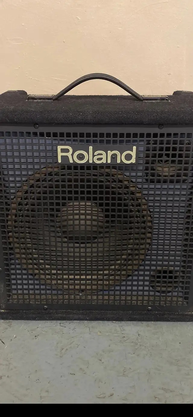 Roland stereo mixing keyboard amplifier KC-300 in Stereo Systems & Home Theatre in St. Albert - Image 2